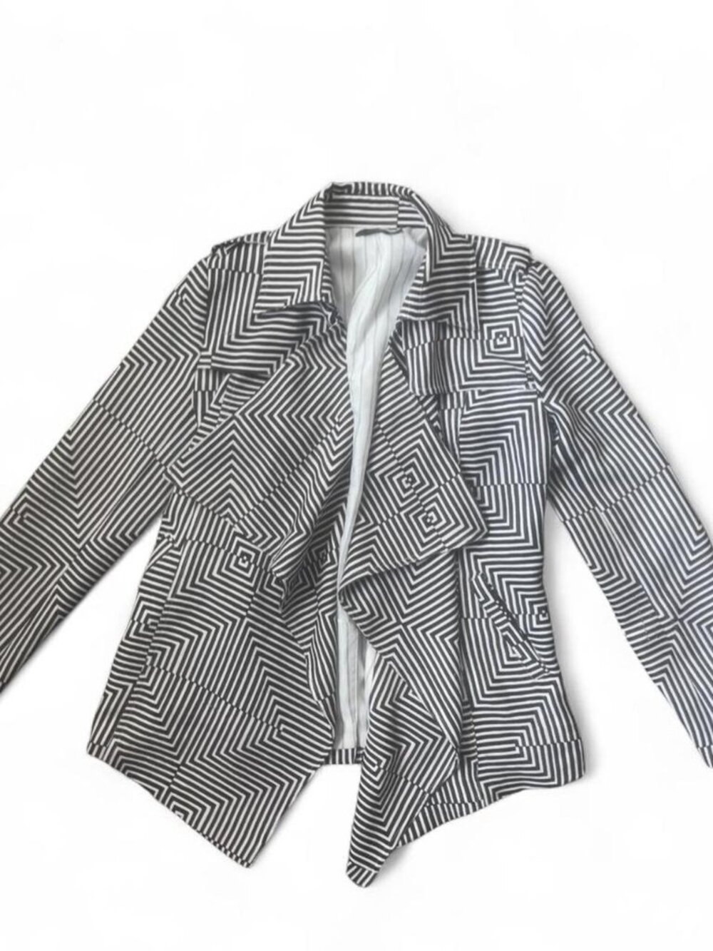 white + black striped blazer with a unique geometric pattern. Size: M #blazer